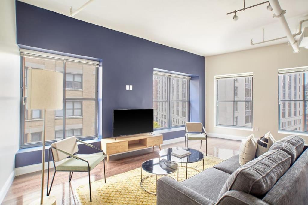 Μια τηλεόραση ή/και κέντρο ψυχαγωγίας στο Open Air 2BR in FIDI Boston Close to Everything