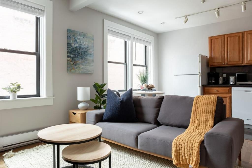 Et opholdsområde på Serene 1BR with 99 WalkScore Fast Wifi and SmartLock