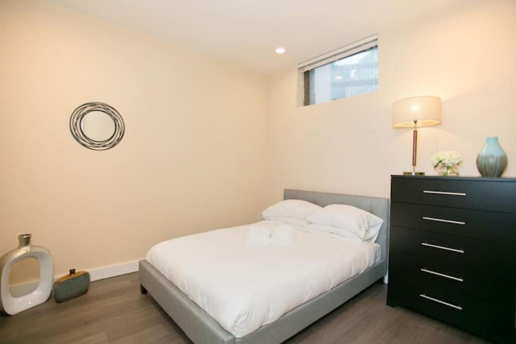 Postel nebo postele na pokoji v ubytování Newly Designed Loft - Fast Wifi - Pet Friendly