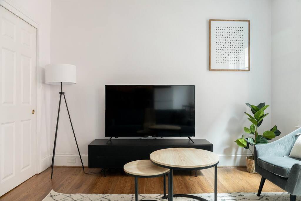 Μια τηλεόραση ή/και κέντρο ψυχαγωγίας στο Modern 1BRs steps from Boston Common and South End