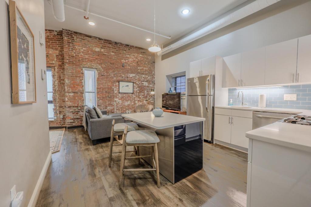 Η κουζίνα ή μικρή κουζίνα στο Centralized Downtown Location Onsite Parking