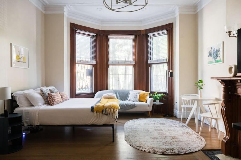 Χώρος καθιστικού στο Bright Back Bay Studio