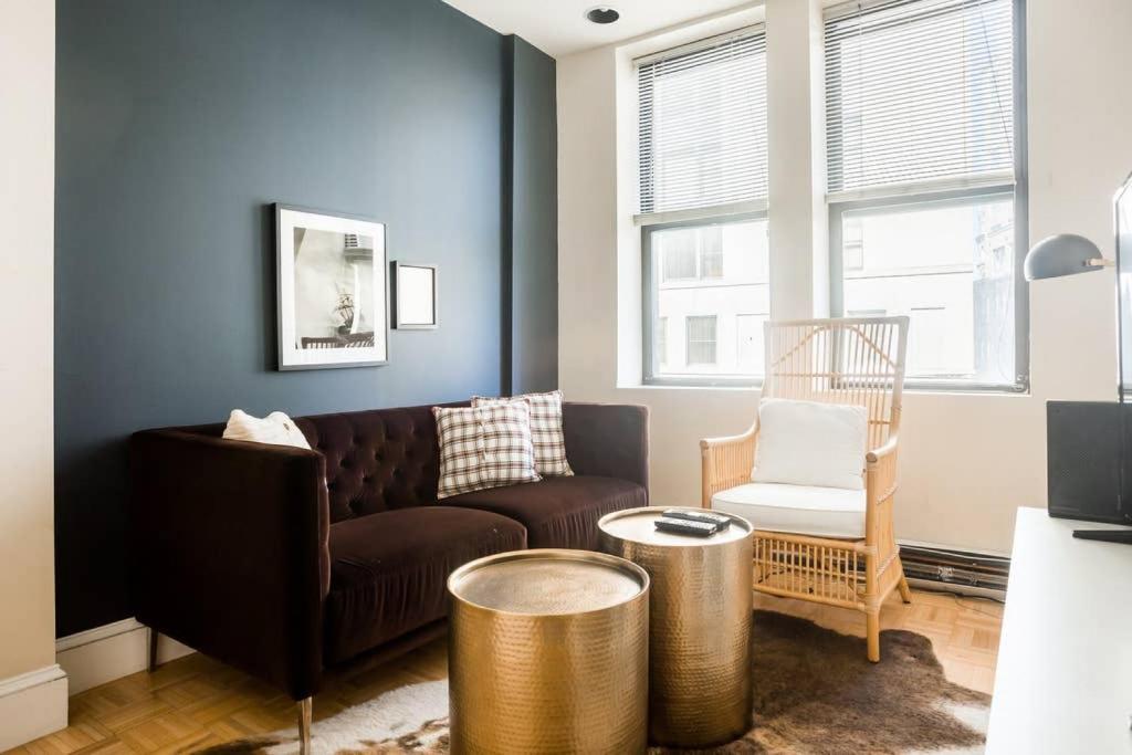 una sala de estar con un sofá y una silla en Awesome 2 bed 1.5 bath Downtown Apartment, en Boston