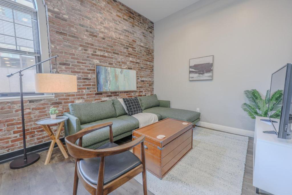 波士顿Lavish 3 Bed In Downtown Boston Keyless Entry的带沙发和砖墙的客厅