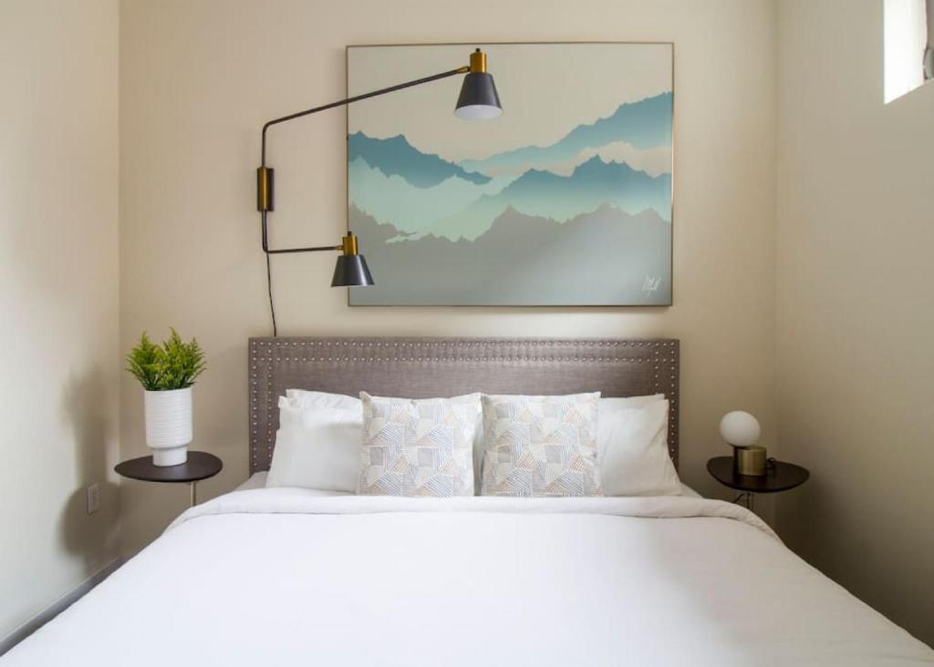 Un dormitorio con una cama y un cuadro en la pared. en Bright and Bold Loft Fast Wifi Downtown Boston, en Boston