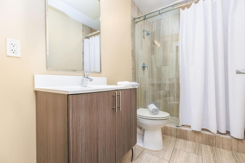 Phòng tắm tại Designer Lux 4 bed Loft Steps to the State House