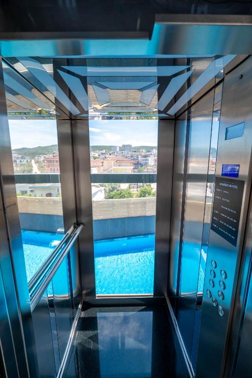 Bazén v ubytování ADMIRO Hotel nebo v jeho okolí