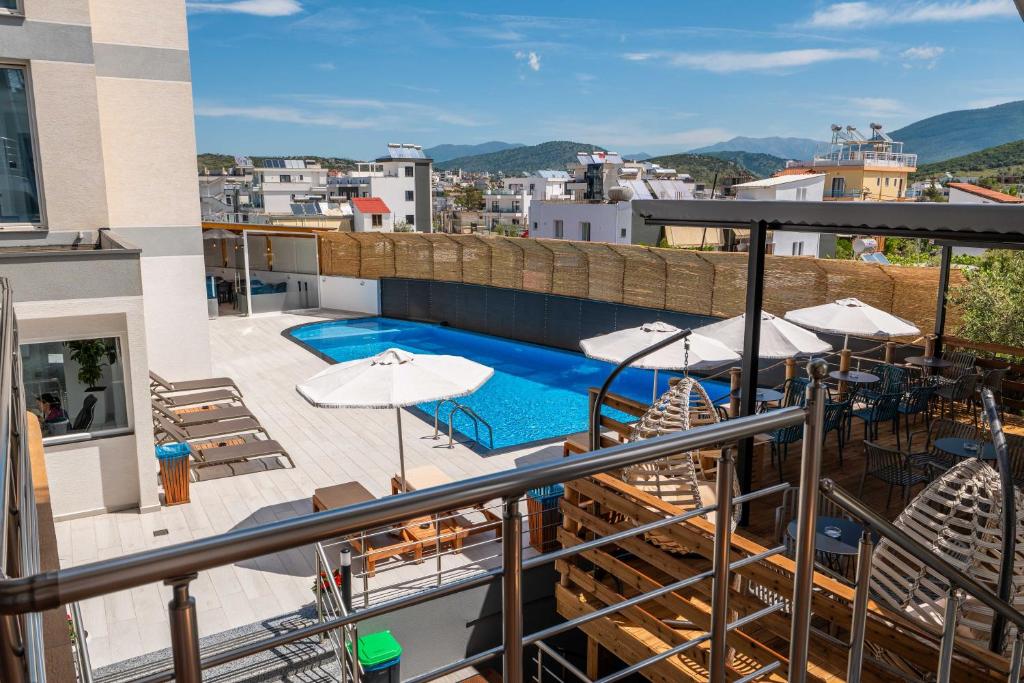 Nespecifikovaný výhled na hory nebo výhled na hory při pohledu z hotelu