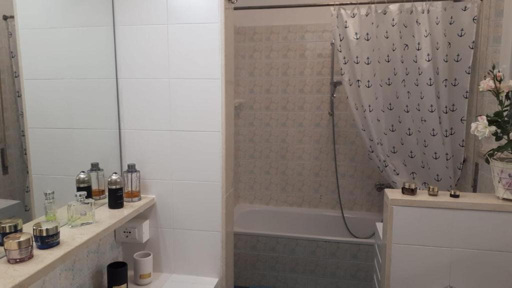 Ένα μπάνιο στο Luxus-FeWo in Pino - Casa Roccia