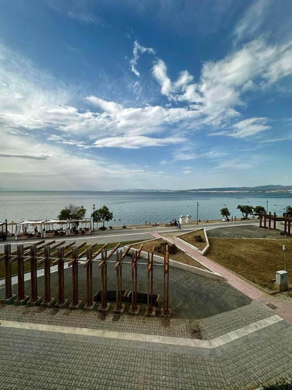 a park next to the ocean with a view of the water at Seebloom in Perea