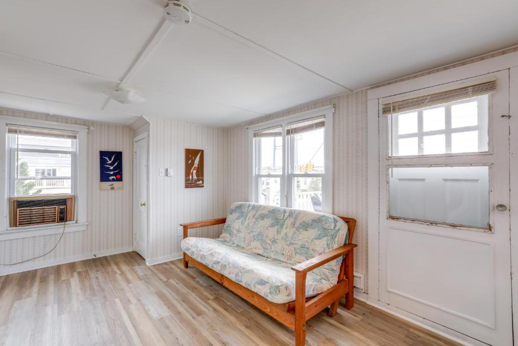 TV a/nebo společenská místnost v ubytování 8 Mi Barnegat Lighthouse Apt with Balcony!