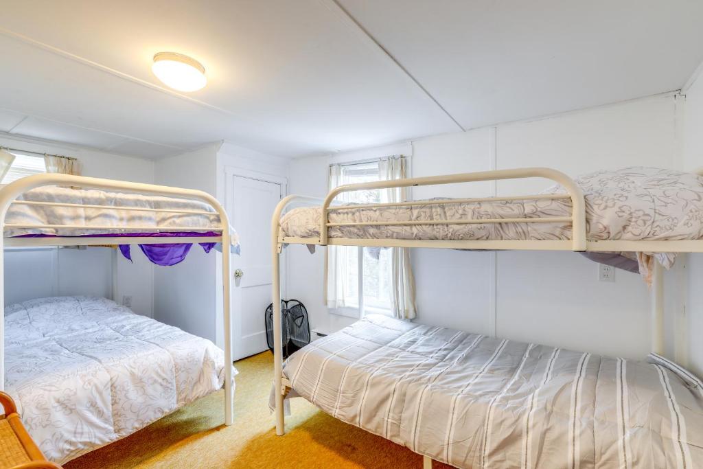 Postel nebo postele na pokoji v ubytování 8 Mi Barnegat Lighthouse Apt with Balcony!