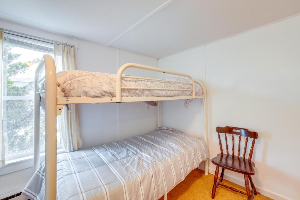 Postel nebo postele na pokoji v ubytování 8 Mi Barnegat Lighthouse Apt with Balcony!