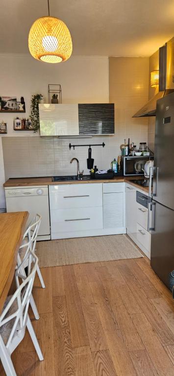 Kuchyňa alebo kuchynka v ubytovaní Apartment Gold & Gray