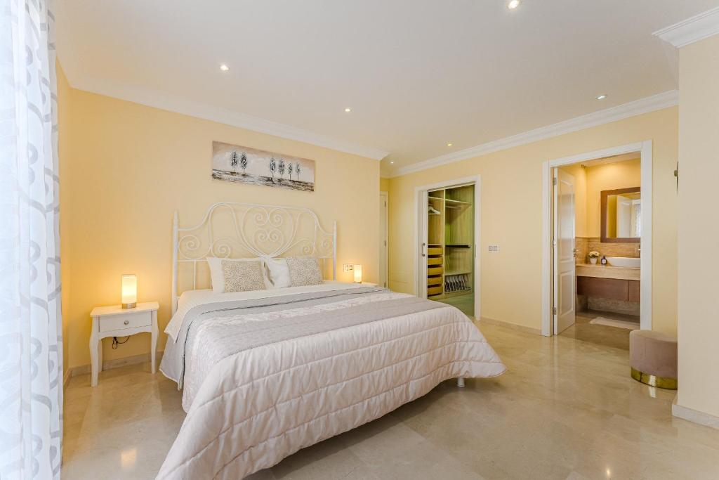 Villa Jardin del Sol en Adeje · Outdoor pool & sea views — foto 2
