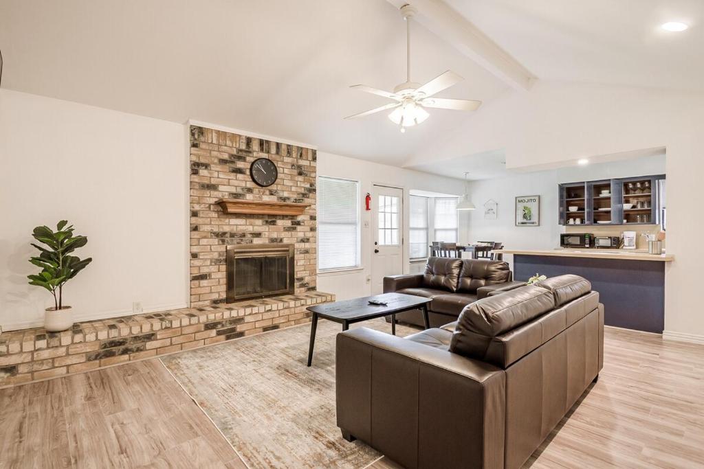 Una sala de estar con un sofá y una chimenea. en Family friendly home in DFW area, en Watauga