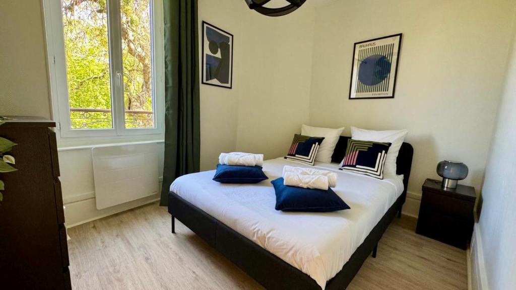 ヌヴェールにあるDouce dériveのベッドルーム1室(青い枕のベッド1台付)