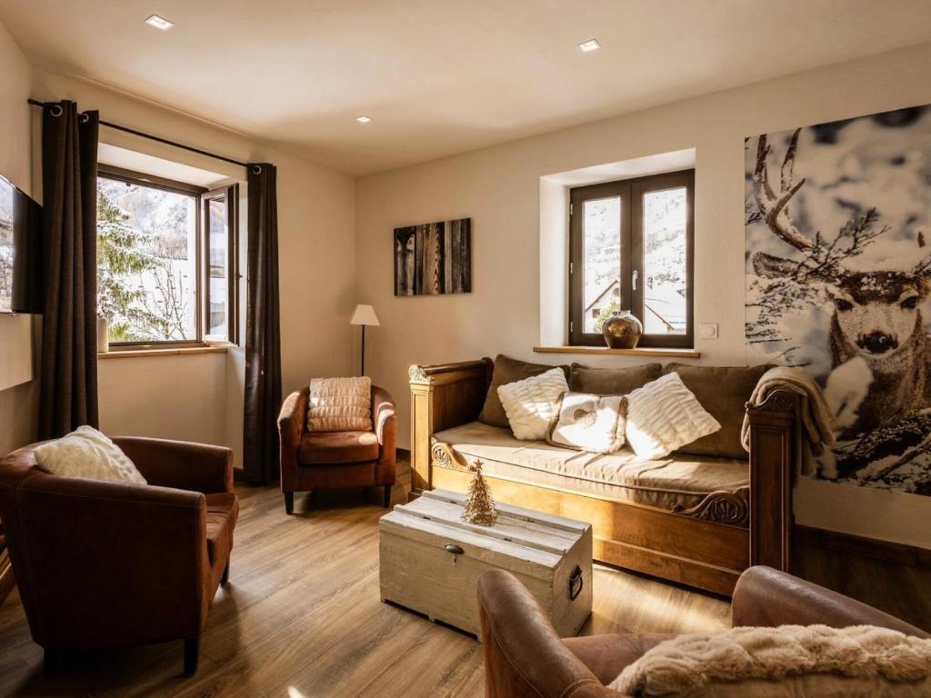 una sala de estar con un sofá y una silla en Résidence Les Etoiles Des Neiges - 4 pièces 6 personnes exposé Ouest MAE-7854, en Valloire