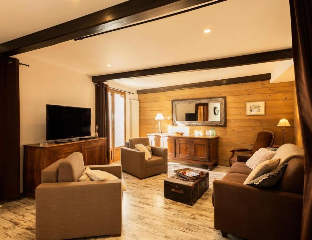 a living room with couches and a flat screen tv at Résidence Les Etoiles Des Neiges - 4 pièces 8/ 9 personnes exposé Sud MAE-8324 in Valloire