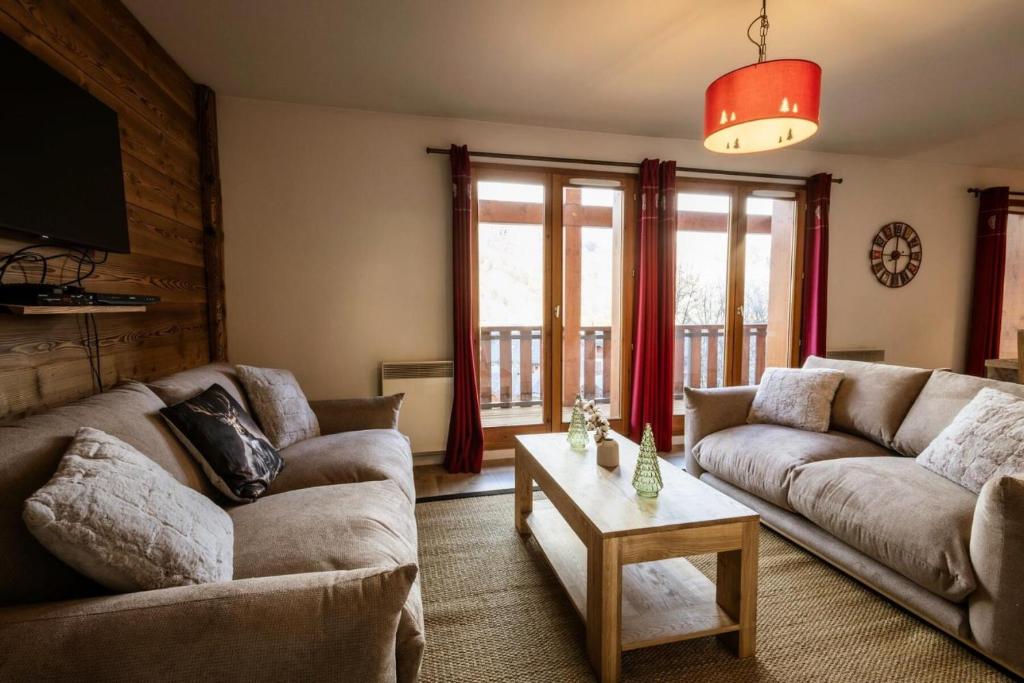 un salon avec deux canapés et une table dans l'établissement Les Chalets D'adrien - 4 pièces duplex 8 personnes 4 exposé Ouest MAE-8204, à Valloire