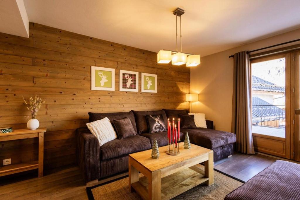 un salon avec un canapé et une table dans l'établissement Les Chalets D'adrien - 4 pièces 8 personnes exposé Ouest MAE-8744, à Valloire