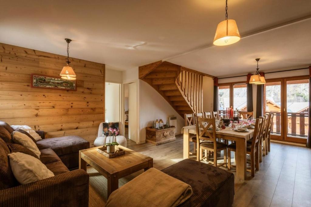 un salon avec un canapé et une table dans l'établissement Les Chalets D'adrien - 5 pièces duplex 10 personnes 4 exposé ouest MAE-8864, à Valloire
