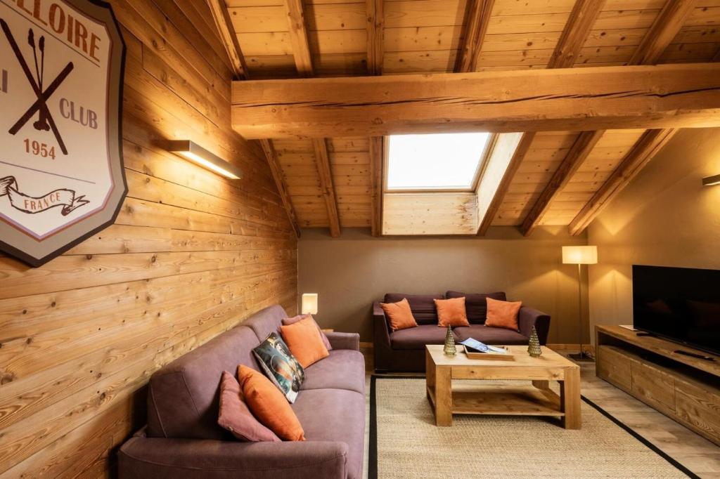 un salon avec un canapé et une télévision dans l'établissement Les Chalets D'adrien - 3 pièces 6 personnes exposé ouest MAE-9384, à Valloire