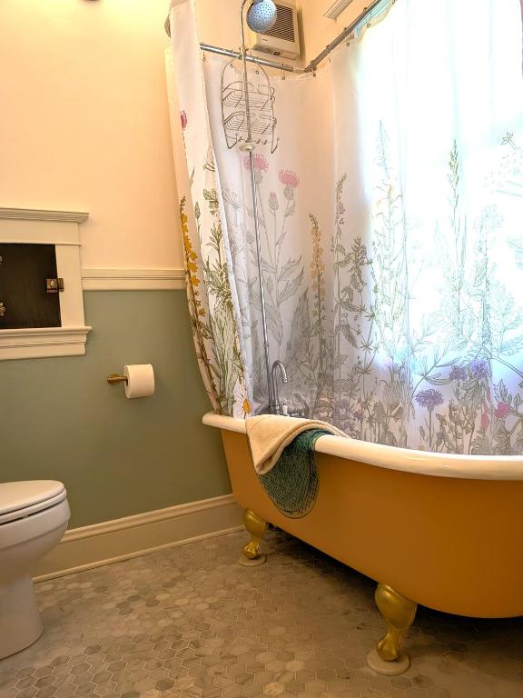 Koupelna v ubytování Bluebird Guesthouse