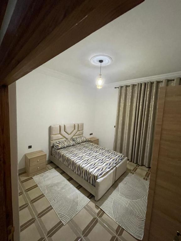 a bedroom with a bed in a room at Apartamentos nuevos in Chefchaouen
