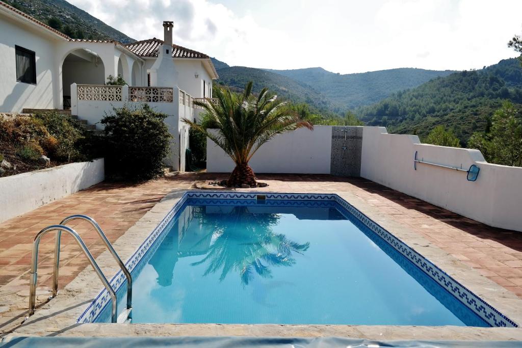 una piscina frente a una casa en Chalet Paraiso, en Sella