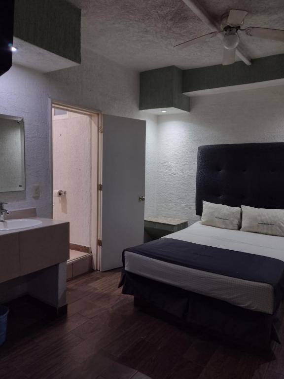 Postel nebo postele na pokoji v ubytování Hotel Metropolitan