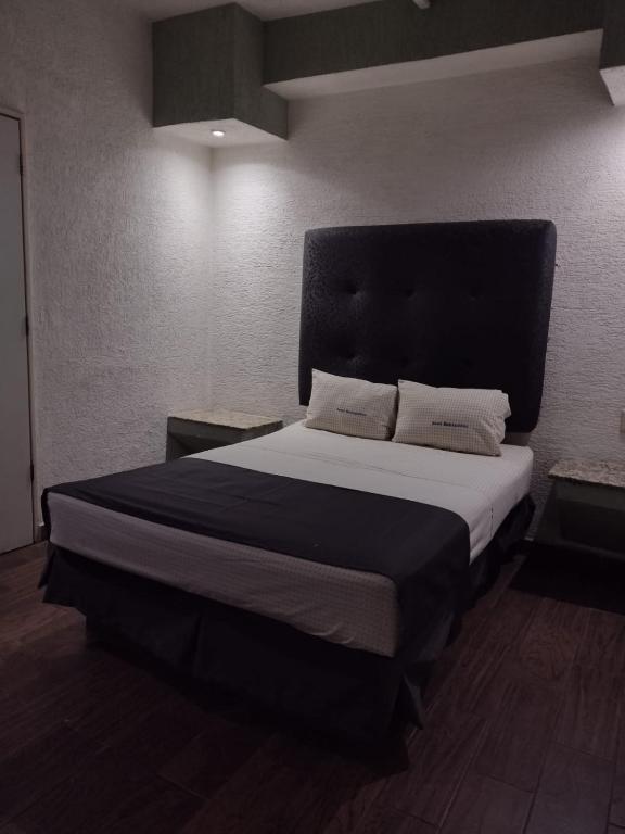 Postel nebo postele na pokoji v ubytování Hotel Metropolitan
