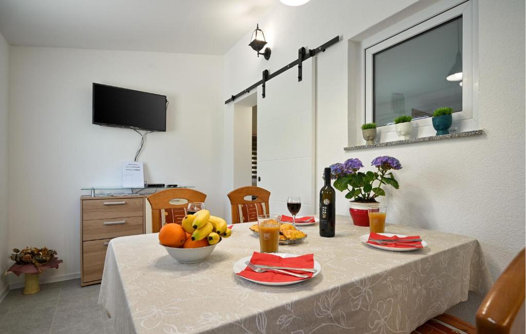 Televízia a/alebo spoločenská miestnosť v ubytovaní Cozy Home In Breznicki Hum