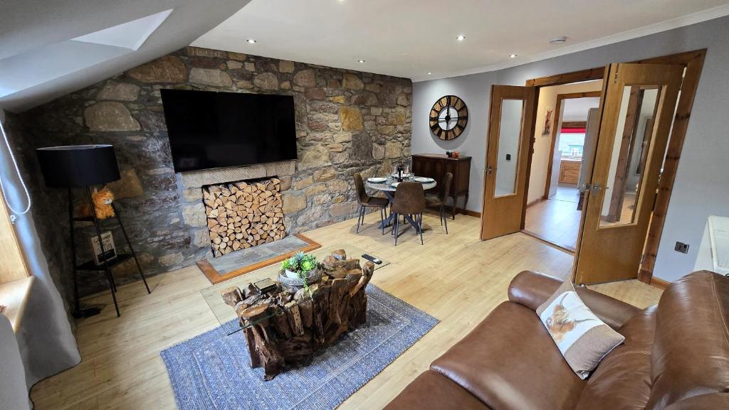 una vista aérea de una sala de estar con una pared de piedra en Stylish 1-Bed City Centre Flat, en Inverness