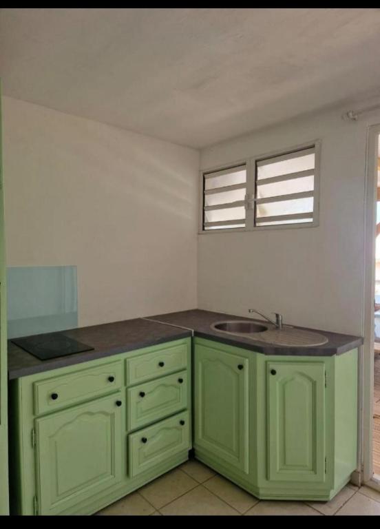 Kuchyň nebo kuchyňský kout v ubytování Ti'Eva appartement F3 avec piscine partagée