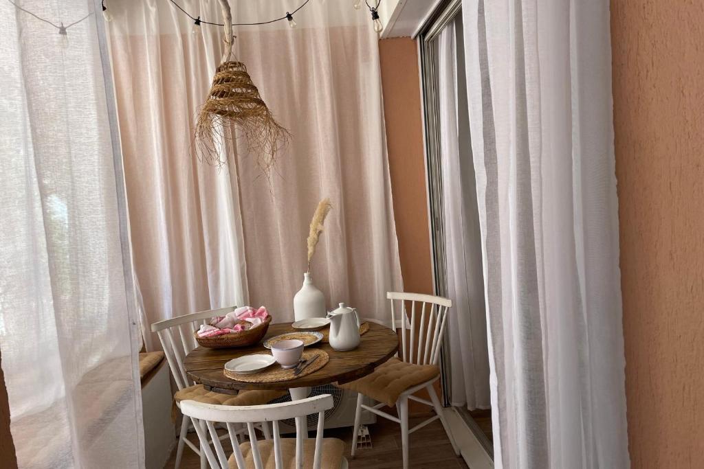 Fotografia z galérie ubytovania Charming Air-Conditioned One-Bedroom 150m from Cavalière Beach v destinácii Le Lavandou