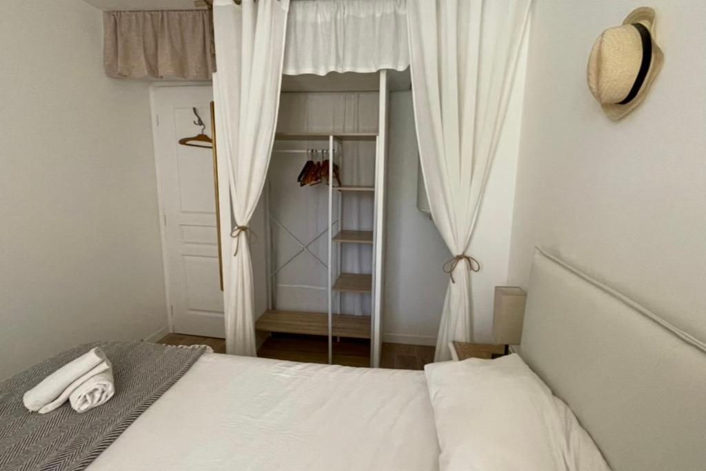 Posteľ alebo postele v izbe v ubytovaní Charming Air-Conditioned One-Bedroom 150m from Cavalière Beach