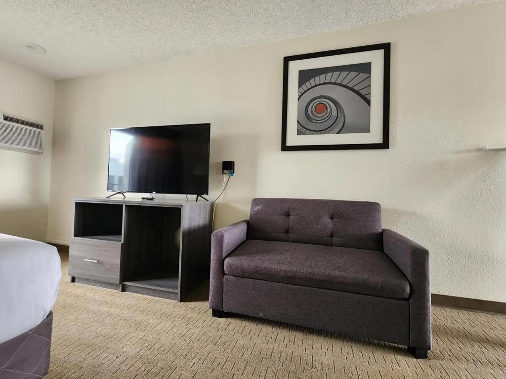 Las palmas Hotel Tucsonにあるテレビまたはエンターテインメントセンター