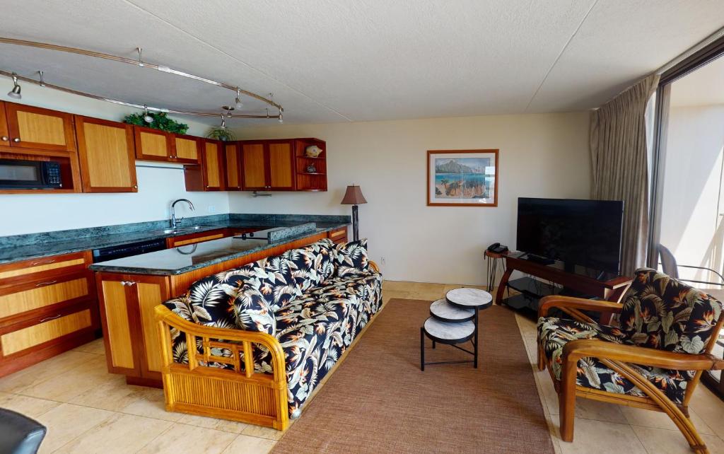 Una sala de estar con un sofá y una cocina. en 36th-Floor Oceanview Suite--Full Kitchen, Stylish Comfort & Great Value (23602), en Honolulu