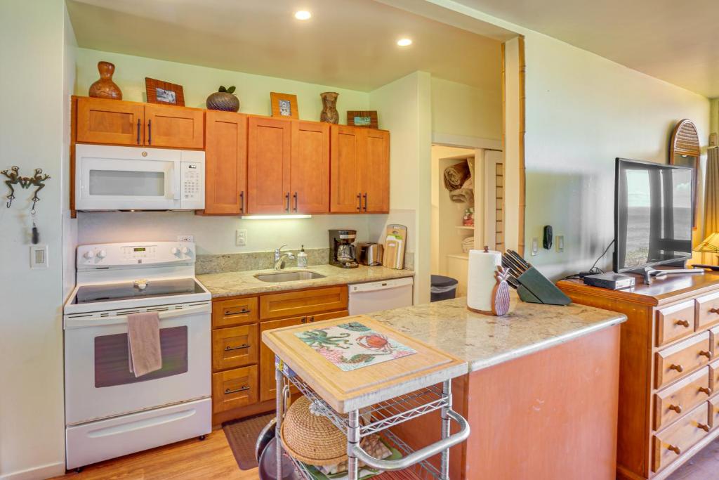 Virtuve vai virtuves zona naktsmītnē Oceanfront Condo with Pool Access on Molokai!