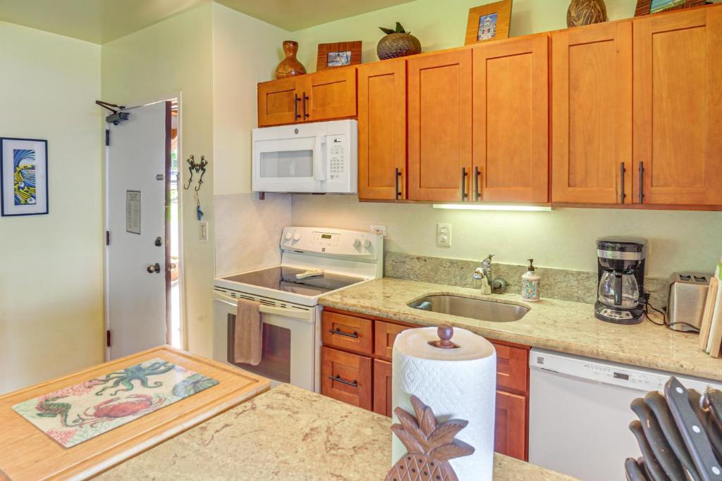 Virtuve vai virtuves zona naktsmītnē Oceanfront Condo with Pool Access on Molokai!