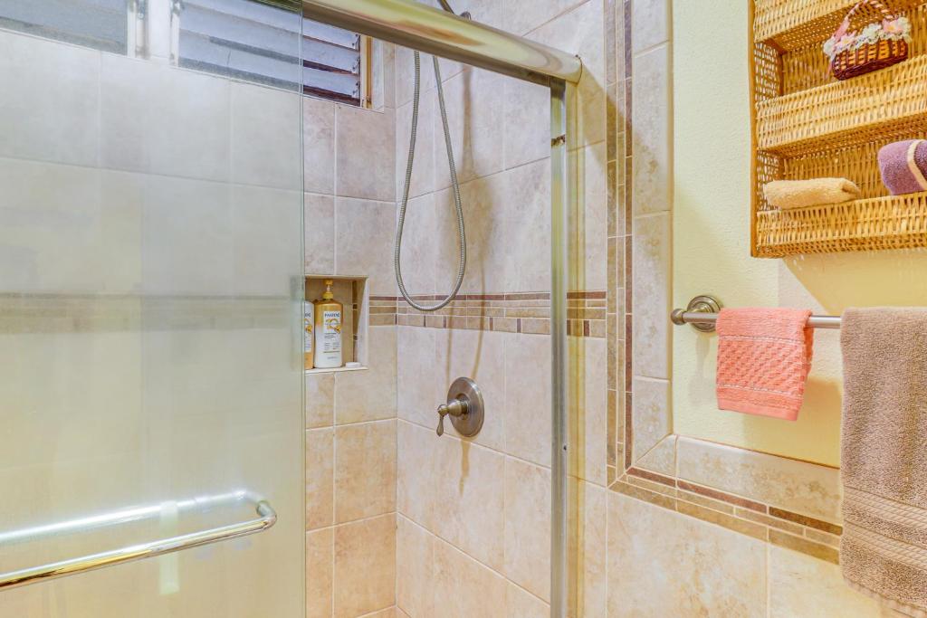 Vannas istaba naktsmītnē Oceanfront Condo with Pool Access on Molokai!