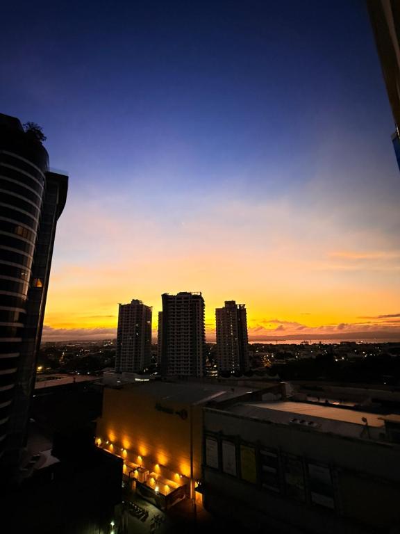 Východ nebo západ slunce při pohledu z aparthotelu nebo okolí