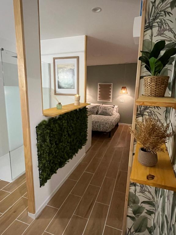 - un salon avec un mur vert dans l'établissement Chambre Cosy Sud Doré avec Piscine, à Paulhan