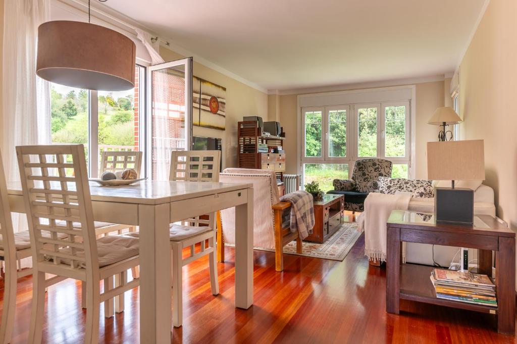 a kitchen and living room with a table and chairs at La Casa del Valle de Arce in Puente Arce