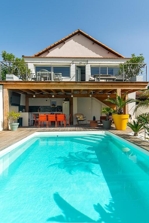 une piscine devant une maison dans l'établissement Villa Grazi, à Marseille