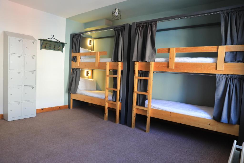 Postel nebo postele na pokoji v ubytování Glengarriff Hostel