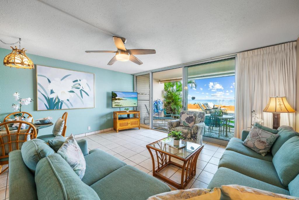 un soggiorno con un divano e un tavolo di Nohonani 101 a Kahana