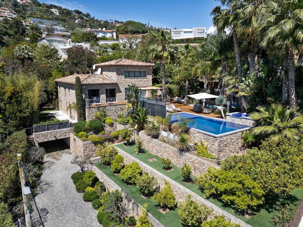 Bazén v ubytování Azurenting - Villa d’exception Vue mer & Guest House nebo v jeho okolí