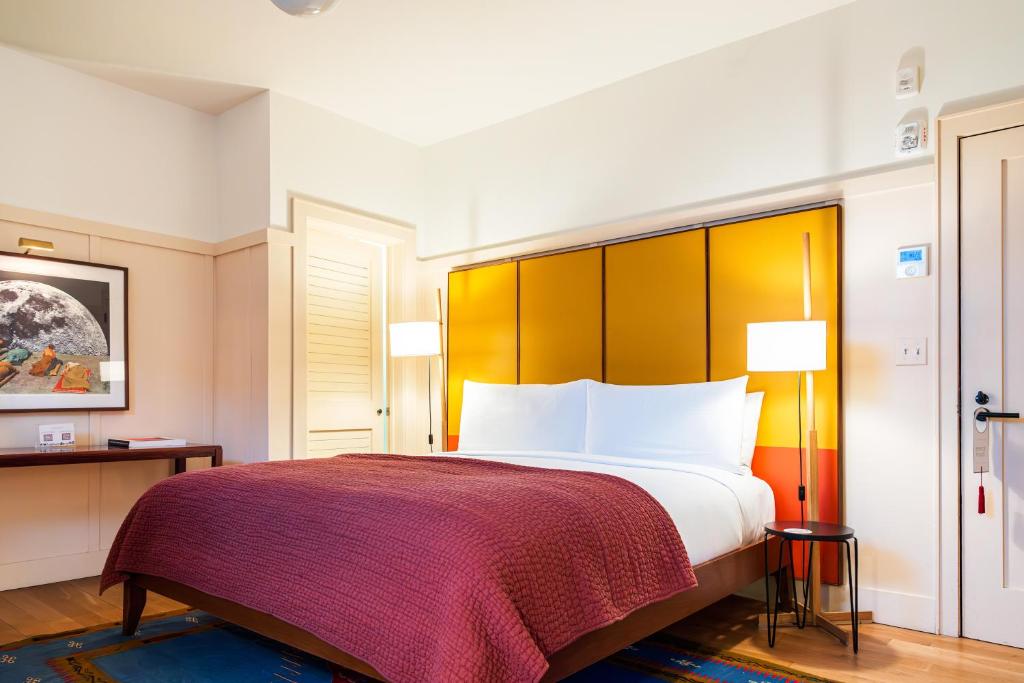 Postel nebo postele na pokoji v ubytování Hotel Kinsley